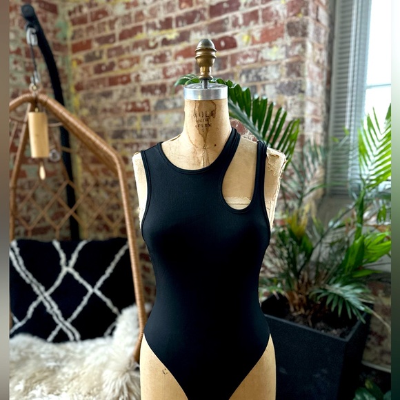 💥SALE💥 New Gorgeous Black bodysuit w/unique neckline. Size Small - Picture 4 of 10